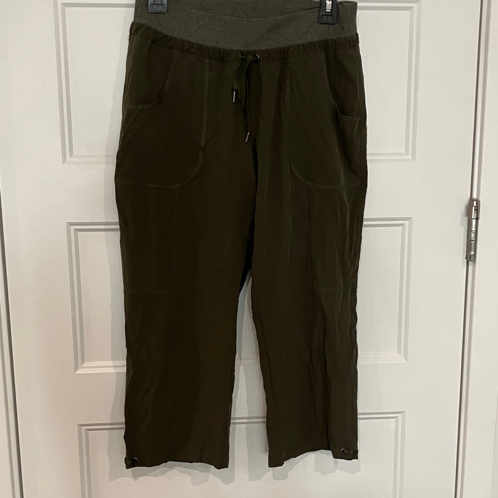 GreenTea Women's Olive Capris
